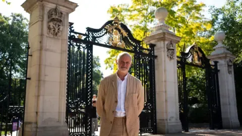 Sculptor Seeks to Reflect Royal's Majesty in Statue